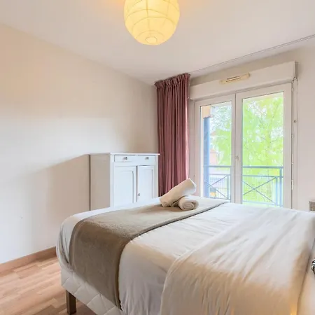 Calm Flat Ideally Located In Old + Parking!