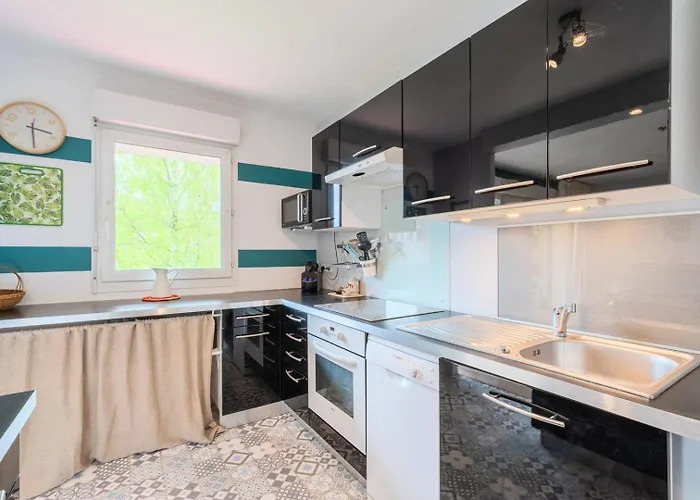 Calm Flat Ideally Located In Old + Parking! 릴