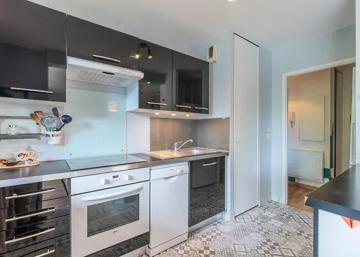 Calm Flat Ideally Located In Old + Parking! 릴