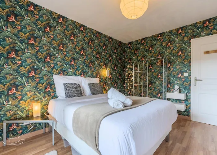 Calm Flat Ideally Located In Old + Parking! *