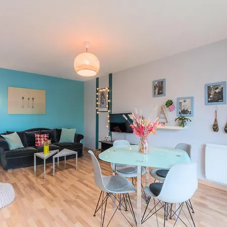 Calm Flat Ideally Located In Old + Parking! *