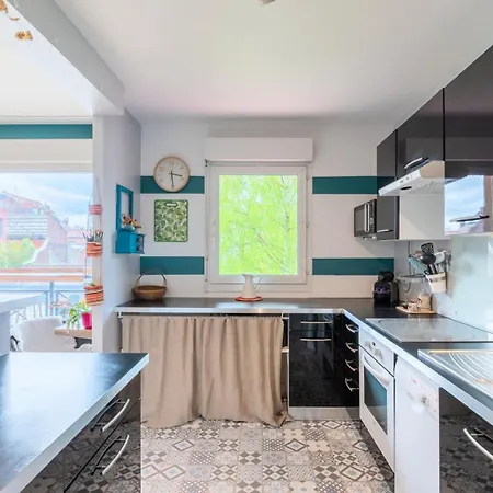 Calm Flat Ideally Located In Old + Parking! *