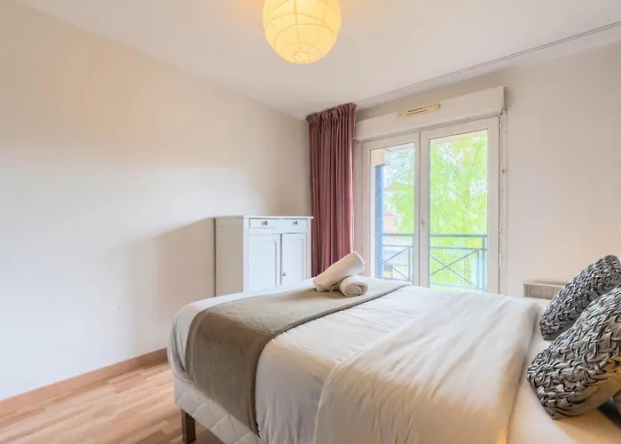 Calm Flat Ideally Located In Old + Parking!