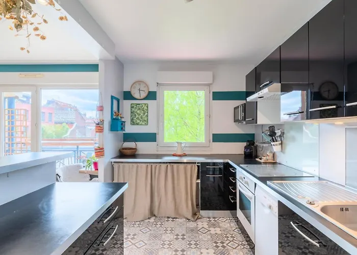 Calm Flat Ideally Located In Old + Parking! *